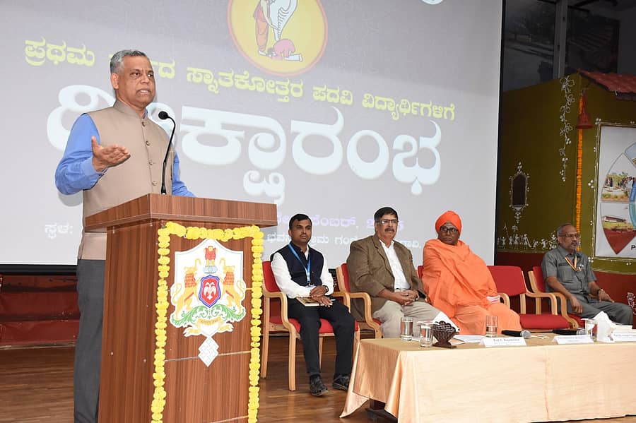 ಗದಗ ನಗರದ ಮಹಾತ್ಮ ಗಾಂಧಿ ಗ್ರಾಮೀಣಾಭಿವೃದ್ಧಿ ಮತ್ತು ಪಂಚಾಯಜ್ರಾಜ್ ವಿಶ್ವವಿದ್ಯಾಲಯದ 2025–26ನೇ ಸಾಲಿನ ಸ್ನಾತಕೋತ್ತರ ವಿದ್ಯಾರ್ಥಿಗಳಿಗೆ ಆಯೋಜಿಸಿದ್ದ ದೀಕ್ಷಾರಂಭ ಕಾರ್ಯಕ್ರಮದಲ್ಲಿ ಪ್ರಭಾರ ಕುಲಪತಿ ಪ್ರೊ. ಸುರೇಶ ವಿ.ನಾಡಗೌಡರ ಮಾತನಾಡಿದರು