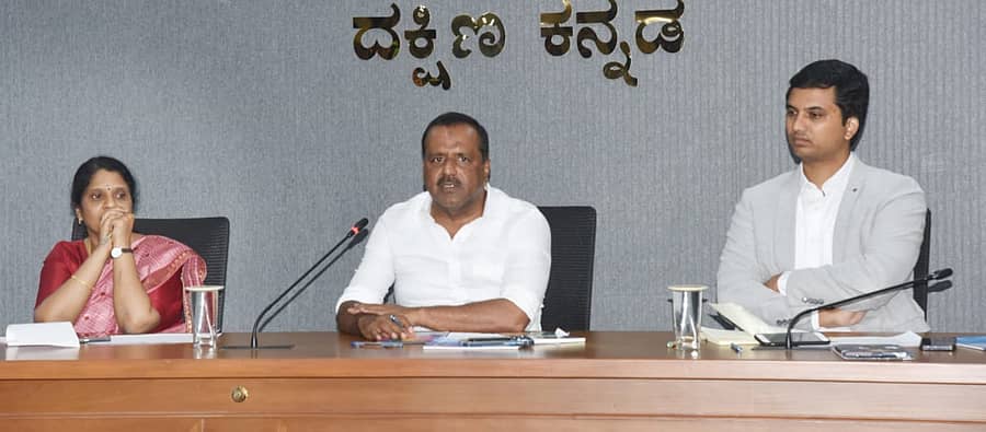 ಅಧಿಕಾರಿಗಳ ಸಭೆಯಲ್ಲಿ ಸ್ಪೀಕರ್ ಯು.ಟಿ. ಖಾದರ್ ಮಾತನಾಡಿದರು