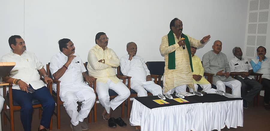 ಹುಬ್ಬಳ್ಳಿಯ ಕರ್ನಾಟಕ ವಾಣಿಜ್ಯೋದ್ಯಮ ಸಂಸ್ಥೆಯ ಸಭಾಂಗಣದಲ್ಲಿ ಮಂಗಳವಾರ ನಡೆದ ಬಸವರಾಜ ಹೊರಟ್ಟಿ  ಅವರ ಅಭಿನಂದನಾ ಸಮಾರಂಭದ ಪೂರ್ವಭಾವಿ ಸಭೆಯಲ್ಲಿ ಶಾಸಕ ಎನ್‌.ಎಚ್. ಕೋನರಡ್ಡಿ ಮಾತನಾಡಿದರು