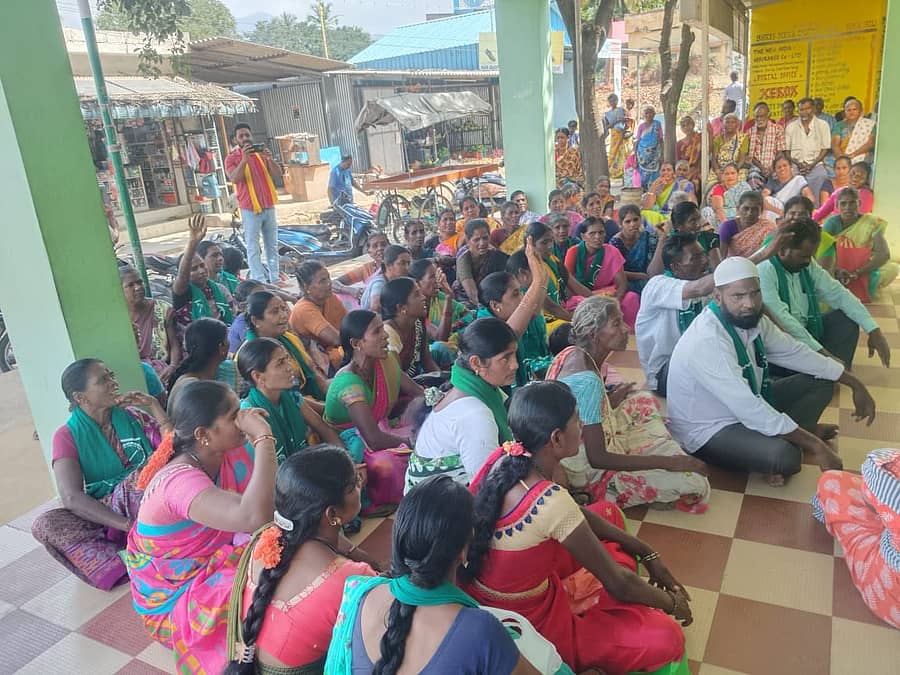 ಮಾರ್ಟಳ್ಳಿ ಗ್ರಾಮ ಪಂಚಾಯಿತಿ ಅಭಿವೃದ್ಧಿ ಅಧಿಕಾರಿಯ ದಬ್ಬಾಳಿಕೆ ನಡೆಸುತ್ತಿದ್ದಾರೆ ಎಂದು ಆರೋಪಿಸಿ ಗ್ರಾಮ ಪಂಚಾಯಿತಿ ಕಚೇರಿ ಮುಂದೆ ಕರ್ನಾಟಕ ರಾಜ್ಯ ರೈತ ಸಂಘದಿಂದ ಮಂಗಳವಾರ ಪ್ರತಿಭಟನೆ ನಡೆಸಲಾಯಿತು