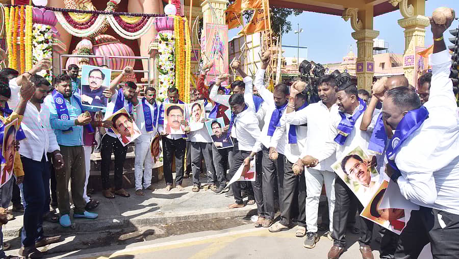 ತುಮಕೂರಿನ ಕೋಟೆ ಆಂಜನೇಯಸ್ವಾಮಿ ದೇವಾಲಯದ ಬಳಿ ಮಂಗಳವಾರ ಜಿಲ್ಲಾ ಉಸ್ತುವಾರಿ ಸಚಿವ ಜಿ.ಪರಮೇಶ್ವರ ಅವರಿಗೆ ಸಿಎಂ  ಸ್ಥಾನ ಸಿಗಲಿ ಎಂದು ಪ್ರಾರ್ಥಿಸಿ ಅವರ ಬೆಂಬಲಿಗರು, ಕಾಂಗ್ರೆಸ್‌ ಮುಖಂಡರು ಈಡುಗಾಯಿ ಹೊಡೆದರು
