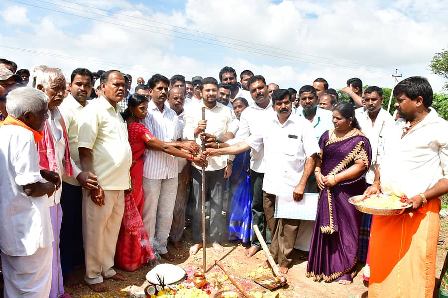 ನಂಜನಗೂಡು ತಾಲ್ಲೂಕಿನ ಗೋಳೂರು ಗ್ರಾಮದಲ್ಲಿ ಶಾಸಕ ದರ್ಶನ್ ಧ್ರುವನಾರಾಯಣ ಮಂಗಳವಾರ ರಸ್ತೆ ಕಾಮಗಾರಿಗೆ ಭೂಮಿ ಪೂಜೆ ನಡೆಸಿದರು.                                       