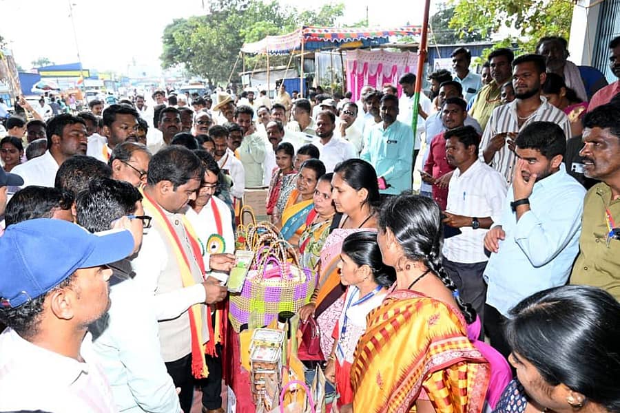 ಕೂಡ್ಲಿಗಿ ತಾಲ್ಲೂಕಿನ ನಕಾನ ಹೊಸಹಳ್ಳಿಯಲ್ಲಿ ಮಂಗಳವಾರ ಕೌಶಲ ಅಭಿವೃದ್ಧಿ ಮತ್ತು ಜೀವನೋಪಾಯ ಇಲಾಖೆ ಹಾಗೂ ತಾಲ್ಲೂಕು ಪಂಚಾಯ್ತಿಯಿಂದ ಹಮ್ಮಿಕೊಂಡಿದ್ದ ಸಂಜೀವಿನ ಮಾಸಿಕ ಸಂತೆ, ವಸ್ತು ಪ್ರದರ್ಶನ ಹಾಗೂ ಮಾರಾಟ ಮೇಳದಲ್ಲಿ ಮಹಿಳೆಯರು ಉತ್ಪಾಧಿಸಿದ ವಸ್ತುಗಳನ್ನು ಶಾಸಕ ಡಾ. ಶ್ರೀನಿವಾಸ್ ಎನ್.ಟಿ.ವೀಕ್ಷಿಸಿದರು