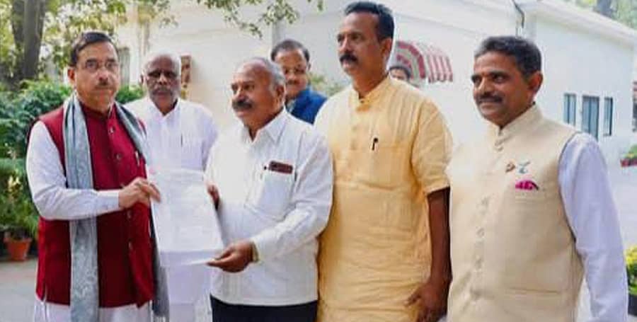 ಅಂತರರಾಷ್ಟ್ರೀಯ ಮೆಣೆಸಿನಕಾಯಿ ಮಾರುಕಟ್ಟೆ ಖ್ಯಾತಿಯ ಬ್ಯಾಡಗಿಯಲ್ಲಿ ಎಕ್ಸ್ಪ್ರೆಸ್ ರೈಲುಗಳ ನಿಲುಗಡೆ ಮಾಡುವಂತೆ ಆಗ್ರಹಿಸಿ ದೆಹಲಿಗೆ ತೆರಳಿದ ತಂಡ ಕೇಂದ್ರ ಸಚಿವ ಪ್ರಲ್ಹಾದ ಜೋಶಿ ಅವರಿಗೆ ಮನವಿ ಸಲ್ಲಿಸಿತು