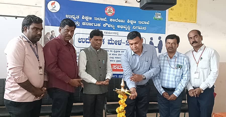 ರಾಯಚೂರಿನ ಸರ್ಕಾರಿ ಪ್ರಥಮ ದರ್ಜೆ ಕಾಲೇಜಿನ ಬಿಸಿಎ ಸಭಾಂಗಣದಲ್ಲಿ ಆಯೋಜಿಸಿದ್ದ ಉದ್ಯೋಗ ಮೇಳವನ್ನು ಕಾಲೇಜು ಶಿಕ್ಷಣ ಇಲಾಖೆಯ ನೋಡಲ್ ಅಧಿಕಾರಿ ನಾಗೇಶ್ ಆರ್. ಉದ್ಘಾಟಿಸಿದರು. ಪ್ರಾಚಾರ್ಯ ಯಂಕಣ್ಣ, ಪ್ರಾಣೇಶ ಕುಲಕರ್ಣಿ, ಶಿವರಾಜಪ್ಪ, ಚಂದ್ರಶೇಖರ ಸಜ್ಜನ ಉಪಸ್ಥಿತರಿದ್ದರು 