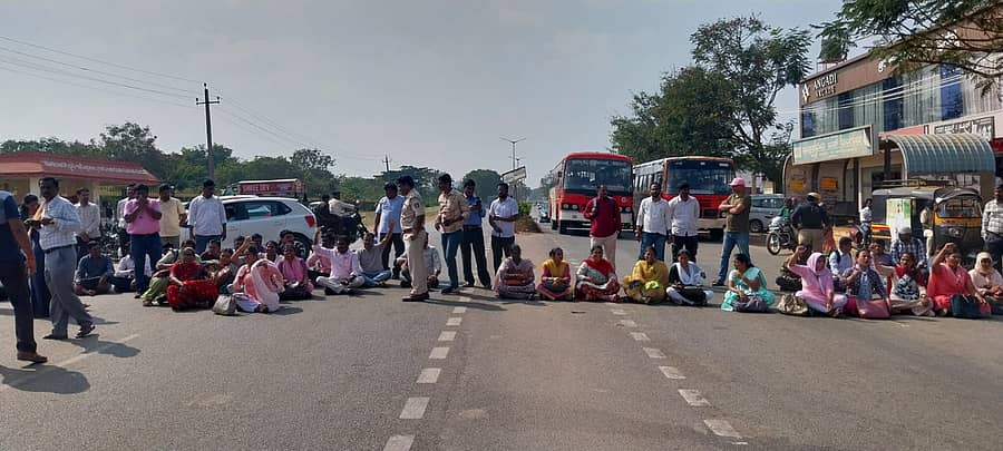 ವಿವಿಧ ಬೇಡಿಕೆಗಳ ಈಡೇರಿಕೆಗೆ ಆಗ್ರಹಿಸಿ ಕರ್ನಾಟಕ ರಾಜ್ಯ ಪ್ರಥಮದರ್ಜೆ ಕಾಲೇಜುಗಳ ಅತಿಥಿ ಉಪನ್ಯಾಸಕರು ರಸ್ತೆ ತಡೆ ನಡೆಸಿ ಪ್ರತಿಭಟಿಸಿದರು