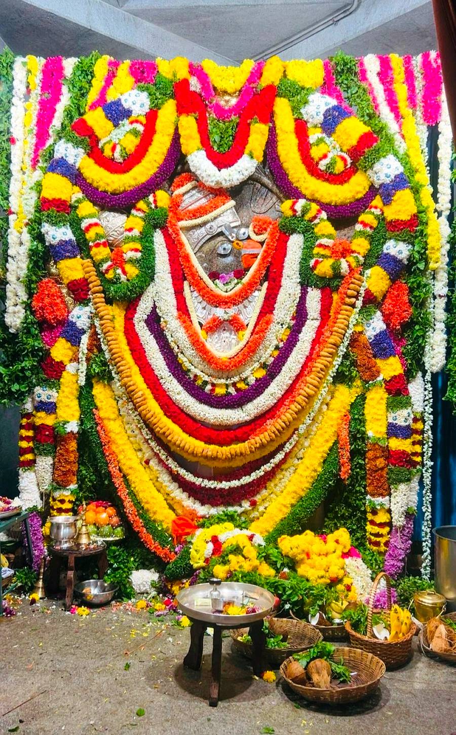 ದೇವನಹಳ್ಳಿ ತಾಲೂಕಿನ ಕಾರಹಳ್ಳಿ ಗ್ರಾಮದ ಆಂಜನೇಯ ಸ್ವಾಮಿ ದೇವಾಲಯದಲ್ಲಿ ಹನುಮ ಜಯಂತಿ ಅಂಗವಾಗಿ ಆಂಜನೇಯ ಸ್ವಾಮಿಗೆ ಹೂವಿನ ಅಲಂಕಾರ ಮತ್ತು ಉದ್ದಿನ ವಡೆ ಹಾರ ಹಾಕಿರುವುದು