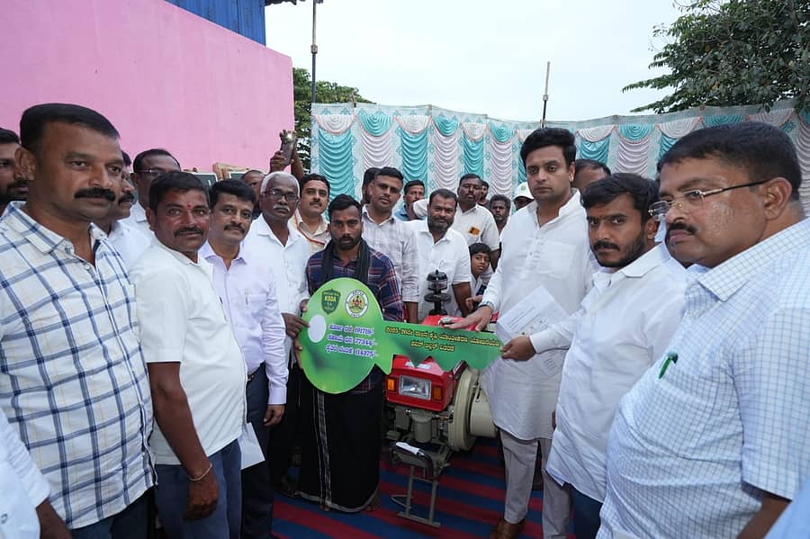 ಹುಣಸೂರು ತಾಲ್ಲೂಕಿನ ಕರ್ಣಕುಪ್ಪೆ ಗ್ರಾಮದಲ್ಲಿ ಸಂಸದ ಯದುವೀರ ಕೃಷ್ಣದತ್ತ ಚಾಮರಾಜ ಒಡೆಯರ್‌ ಮತ್ತು ಶಾಸಕ ಜಿ.ಡಿ.ಹರೀಶ್‌ ಗೌಡ ಪ್ರಧಾನ ಮಂತ್ರಿ ಕೃಷಿ ಸಿಂಚಾಯಿ ಯೋಜನೆಯಲ್ಲಿ ರೈತರಿಗೆ ವಿವಿಧ ಯೋಜನೆ ಅಡಿಯಲ್ಲಿ ಕೃಷಿ ಯಂತ್ರೋಪಕರಣ ಹಸ್ತಾಂತರಿಸಿದರು