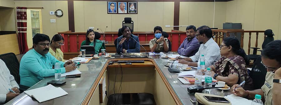 ಹಾವೇರಿ ಜಿಲ್ಲಾಧಿಕಾರಿ ಕಚೇರಿ ಸಭಾಂಗಣದಲ್ಲಿ ಮಂಗಳವಾರ ಟಿಇಟಿ ಪರೀಕ್ಷೆಯ ಪೂರ್ವಭಾವಿ ಸಭೆ ನಡೆಯಿತು