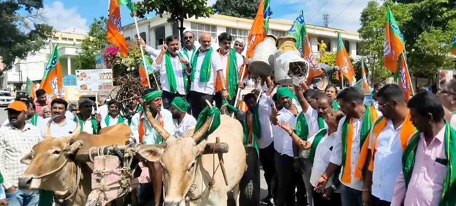 ಹಾಸನದಲ್ಲಿ ಮಂಗಳವಾರ ಬಿಜೆಪಿ ಮುಖಂಡರು ಎತ್ತಿನ ಗಾಡಿಯಲ್ಲಿ ಮೆರವಣಿಗೆ ನಡೆಸಿದರು.