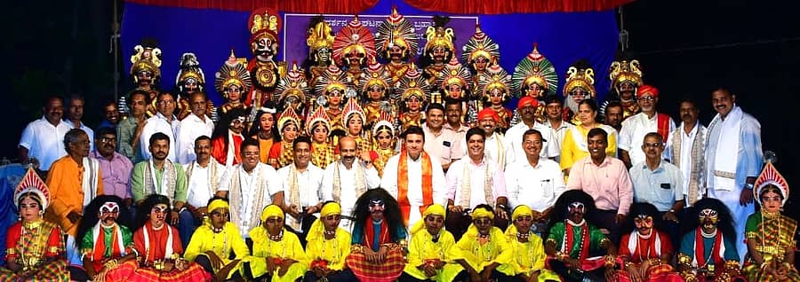 ಬ್ರಹ್ಮಾವರ ಬಂಟರ ಭವನದಲ್ಲಿ ನಡೆದ ಕಿಶೋರ ಯಕ್ಷಗಾನ ಸಂಭ್ರಮದ ಸಮಾರೋಪ ಸಮಾರಂಭದಲ್ಲಿ ಮುಖಂಡ ಪ್ರಮೋದ್ ಮಧ್ವರಾಜ್, ಯಕ್ಷ ಶಿಕ್ಷಣ ಟ್ರಸ್ಟ್ ಸ್ಥಾಪಕಾಧ್ಯಕ್ಷ ರಘುಪತಿ ಭಟ್ ಭಾಗವಹಿಸಿದ್ದರು