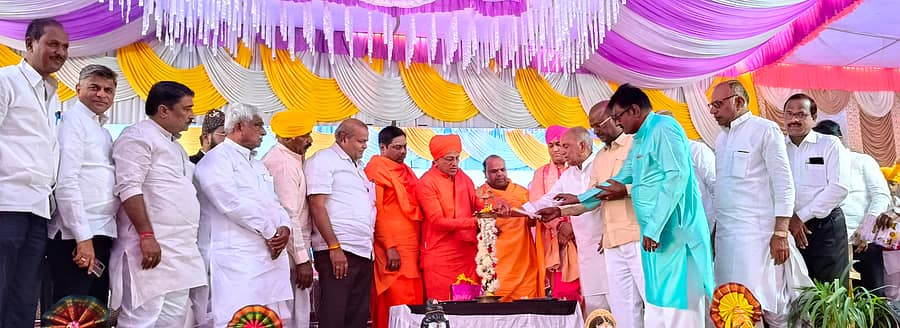 ಲಿಂಗಸುಗೂರು ಪುರಸಭೆ ವ್ಯಾಪ್ತಿಯ ಕಸಬಾಲಿಂಗಸುಗೂರು ಗ್ರಾಮದಲ್ಲಿ ಸಾಮೂಹಿಕ ವಿವಾಹ ಹಾಗೂ ಆದಿದೈವ ಕುಪ್ಪಿಭೀಮ ಕೃತಿ ಬಿಡುಗಡೆ ಸಮಾರಂಭವನ್ನು ಶಾಸಕ ಮಾನಪ್ಪ ವಜ್ಜಲ್ ಉದ್ಘಾಟಿಸಿದರು 