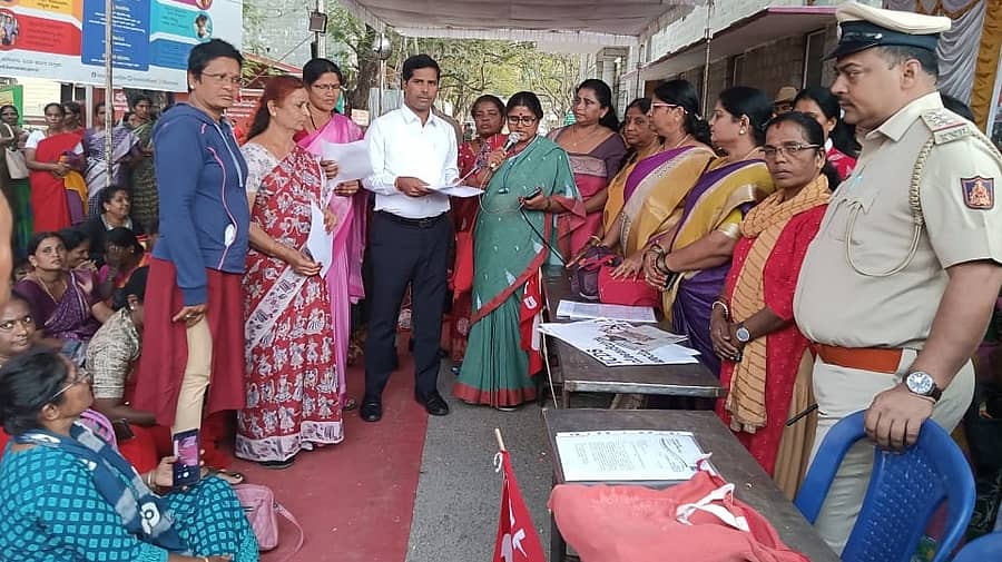 ಕೇಂದ್ರ ಸಚಿವ ಎಚ್‌.ಡಿ.ಕುಮಾರಸ್ವಾಮಿ ಅವರು ದೆಹಲಿಯಲ್ಲಿ ಸಭೆ ಮಾಡಲು ನಿರ್ಧರಿಸಿರುವ ಪತ್ರವನ್ನು ಜಿಲ್ಲಾಧಿಕಾರಿ ಕುಮಾರ ಅವರು ಪ್ರತಿಭಟನಾನಿರತ ಮುಖಂಡರಿಗೆ ನೀಡಿದರು