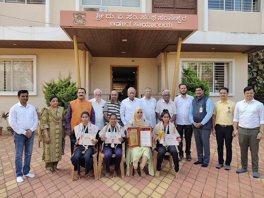 ಸಂಕೇಶ್ವರದ ಎಸ್.ಡಿ.ವಿ.ಎಸ್ ಸಂಘದ ಕಾರ್ಯಾಲಯದಲ್ಲಿ ವಿದ್ಯಾರ್ಥಿನಿಯರನ್ನು ಸನ್ಮಾನಿಸಲಾಯಿತು