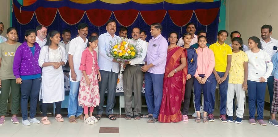ಡಿ.5ರಂದು ಮಧ್ಯಪ್ರದೇಶದ ಭೂಪಾಲ್ನಲ್ಲಿ ನಡೆಯುವ ರಾಷ್ಟ್ರೀಯ ರಂಗೋತ್ಸವ ಕಾರ್ಯಕ್ರಮಕ್ಕೆ ತೆರಳುವ ಮೆಲ್ಲಹಳ್ಳಿ ಆದರ್ಶ ವಿದ್ಯಾಲಯದ ಬಾಲಕಿಯರನ್ನು ಎ.ಆರ್.ಕೃಷ್ಣಮೂರ್ತಿ ಅಭಿನಂದಿಸಿದರು