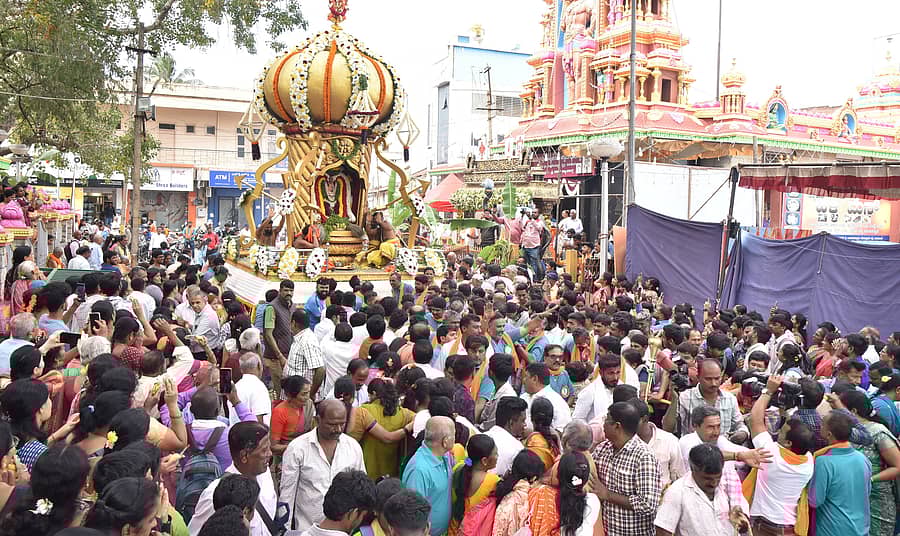 ತುಮಕೂರಿನ ಕೋಟೆ ಆಂಜನೇಯಸ್ವಾಮಿ ದೇಗುಲದ ಬಳಿ ಹನುಮದ್‌ ವ್ರತದ ಪ್ರಯುಕ್ತ ಮಂಗಳವಾರ ರಥೋತ್ಸವ ನೆರವೇರಿತು