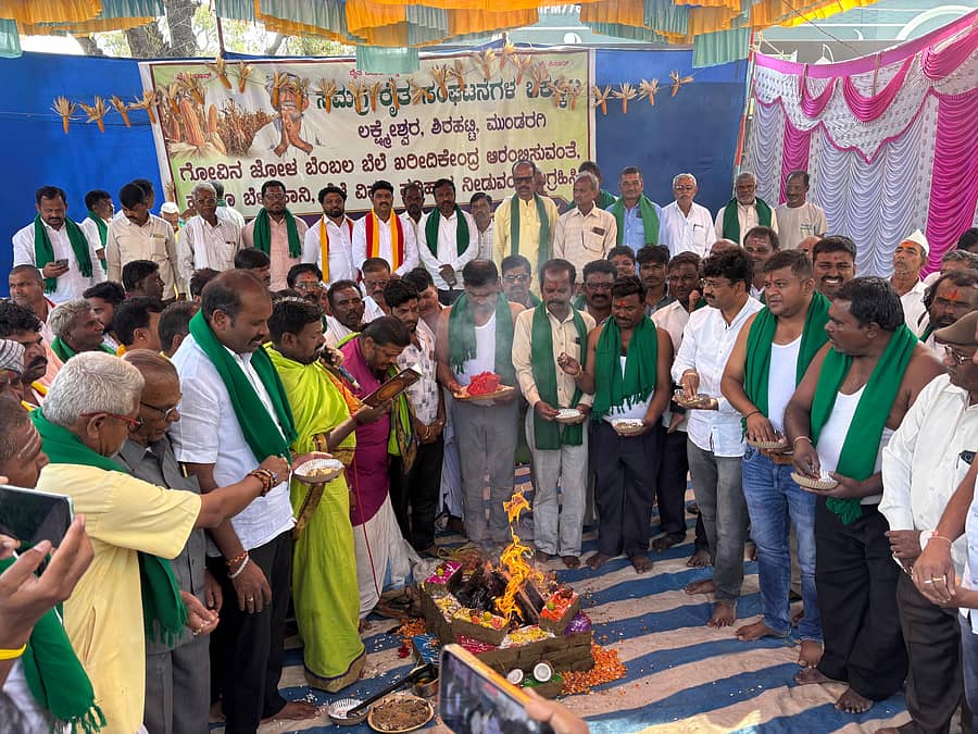 ಮೆಕ್ಕೆಜೋಳದ ಬೆಂಬಲ ಬೆಲೆ ಖರೀದಿ ಕೇಂದ್ರಕ್ಕಾಗಿ ಲಕ್ಷ್ಮೇಶ್ವರದಲ್ಲಿ ರೈತರು ಹೋರಾಟದ ವೇದಿಕೆಯಲ್ಲಿ ಸರ್ಕಾರದ ಗಮನ ಸೆಳೆಯುವ ನಿಟ್ಟಿನಲ್ಲಿ ಹೋಮ ನಡೆಸಿದ್ದರು