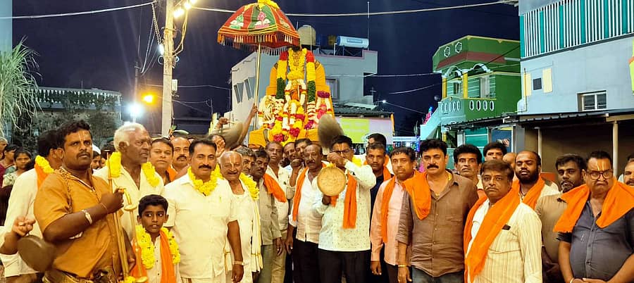 ಚನ್ನಪಟ್ಟಣದ ಎಲೇಕೇರಿಯ ಪ್ರಸನ್ನಾಂಜನೇಯ ಉತ್ಸವ ಮೂರ್ತಿಯನ್ನು ದೇವಸ್ಥಾನದ ಸುತ್ತ ಪ್ರದಕ್ಷಿಣೆ ಮಾಡಿಸಲಾಯಿತು