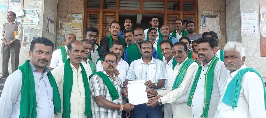 ಭತ್ತ ಖರೀದಿ ಕೇಂದ್ರ ತೆರೆಯುವಂತೆ ಆಗ್ರಹಿಸಿ ತಿ.ನರಸೀಪುರ ತಾಲ್ಲೂಕು ಕಬ್ಬು ಬೆಳೆಗಾರರ ಸಂಘದ ಮುಖಂಡರು ತಹಶೀಲ್ದಾರ್ ಟಿ.ಜಿ ಸುರೇಶ್ ಆಚಾರ್ ಅವರಿಗೆ ಮನವಿ ಸಲ್ಲಿಸಿದರು