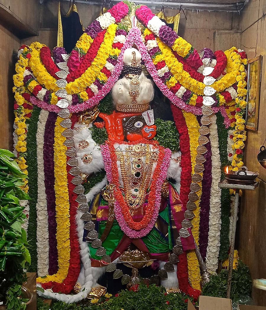 ಕೋಲಾರ ಹೊರವಲಯದ ಕೊಂಡರಾಜನಹಳ್ಳಿ ವರಪ್ರಸಾದ ಆಂಜನೇಯಸ್ವಾಮಿ ದೇವಾಲಯದಲ್ಲಿ ವಿಶೇಷ ಅಲಂಕಾರ ಮಾಡಲಾಗಿತ್ತು