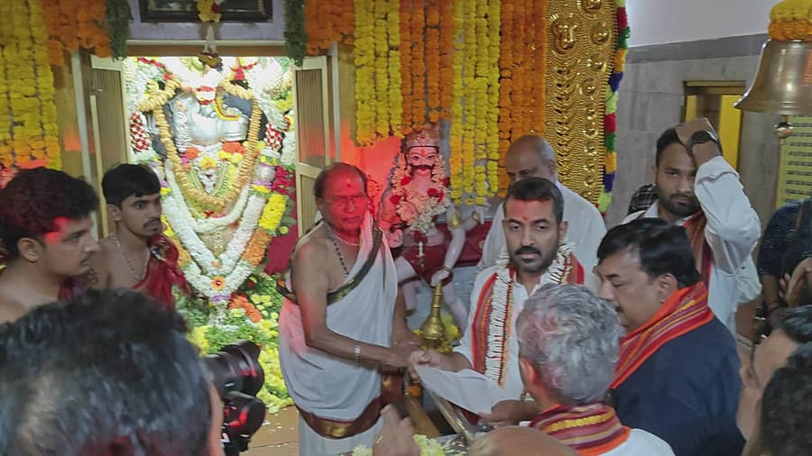 ಶಾಸಕ ಡಾ.ಮಂತರ್ ಗೌಡ ಪೂಜೆ ಸಲ್ಲಿಸುವ ಮೂಲಕ ವಿವಿಧ ಉತ್ಸವ ಮಂಟಪವಗಳ ಶೋಭಾಯಾತ್ರೆಗೆ ಚಾಲನೆ ನೀಡಿದರು