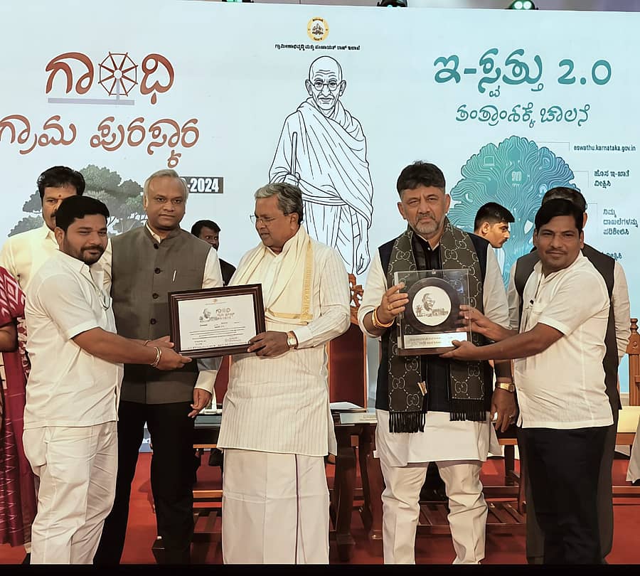 ಜೇವರ್ಗಿ ತಾಲ್ಲೂಕಿನ ಕಲ್ಲೂರ.ಕೆ ಗ್ರಾ.ಪಂ ಗಾಂಧಿ ಗ್ರಾಮ ಪುರಸ್ಕಾರಕ್ಕೆ ಆಯ್ಕೆಯಾಗಿದ್ದು, ಪಂಚಾಯಿತಿ ಅಧ್ಯಕ್ಷ ಪ್ರಕಾಶ ಕೂಡಲಗಿ ಹಾಗೂ ಪಿಡಿಒ ಶ್ರೀಕಾಂತ ದೊಡ್ಡಮನಿ ಅವರಿಗೆ ಮುಖ್ಯಮಂತ್ರಿ ಸಿದ್ದರಾಮಯ್ಯ, ಡಿಸಿಎಂ ಡಿ.ಕೆ.ಶಿವಕುಮಾರ ಪ್ರಶಸ್ತಿ ಪ್ರದಾನ ಮಾಡಿದರು