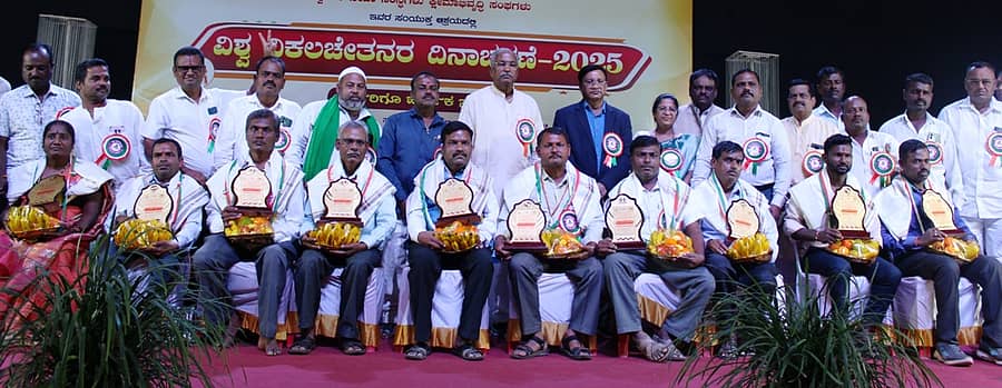 ಬಾಗಲಕೋಟೆಯ ಕಲಾ ಭವನದಲ್ಲಿ ಬುಧವಾರ ನಡೆದ ವಿಶ್ವ ಅಂಗವಿಕಲರ ದಿನ ಕಾರ್ಯಕ್ರಮದಲ್ಲಿ ಸಾಧಕರನ್ನು ವಿಧಾನ ಪರಿಷತ್ ಸದಸ್ಯ ಪಿ.ಎಚ್. ಪೂಜಾರ ಸನ್ಮಾನಿಸಿದರು