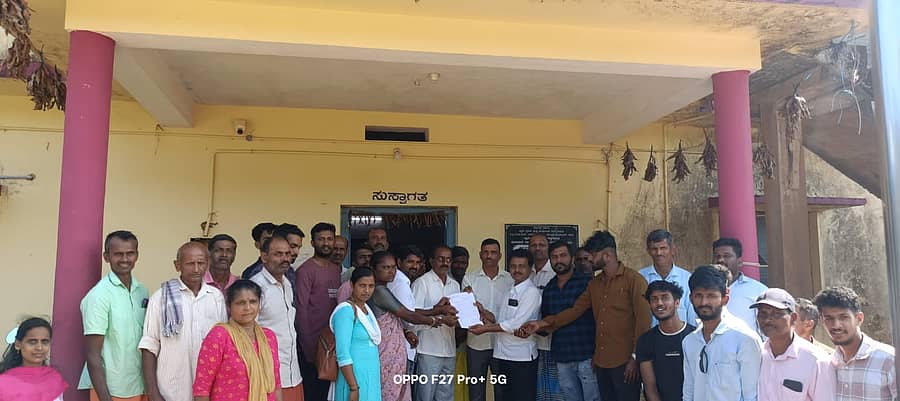 ಬೆಳೆ ವಿಮೆಯಲ್ಲಿ ರೈತರಿಗೆ ಆಗಿರುವ ಮೋಸ ಸರಿಪಡಿಸುವಂತೆ ಆಗ್ರಹಿಸಿ ಚನ್ನಗೊಂಡ ಗ್ರಾಮದ ರೈತರು ಸಂಬಂಧಪಟ್ಟ ಅಧಿಕಾರಿಗಳಿಗೆ ಮನವಿ ಸಲ್ಲಿಸಿದರು