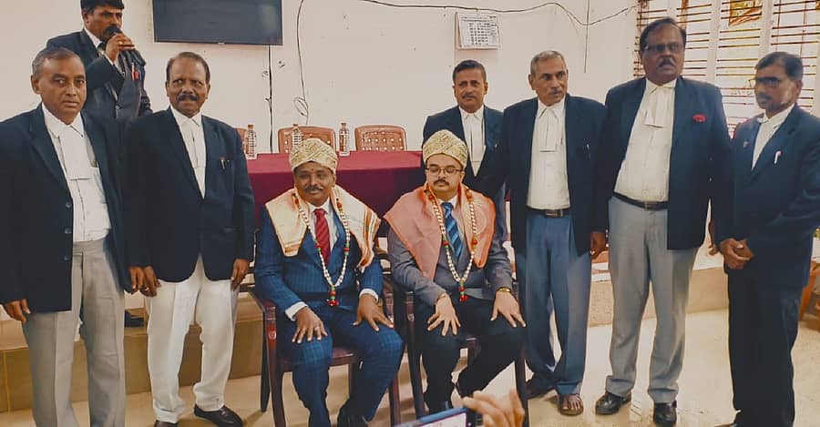 ಜಗಳೂರು ನ್ಯಾಯಾಲಯದಲ್ಲಿ ವಕೀಲರ ದಿನಾಚರಣೆ ಅಂಗವಾಗಿ ಹಿರಿಯ ಸಿವಿಲ್ ನ್ಯಾಯಾಧೀಶ ನ್ಯಾ.ಅಮರ್ ಹಾಗೂ ಸಿವಿಲ್ ಮತ್ತು ಜೆಎಂಎಫ್‌ಸಿ ನ್ಯಾಯಾಧೀಶ ಆರ್. ಚೇತನ್ ಅವರನ್ನು ಸನ್ಮಾನಿಸಲಾಯಿತು
