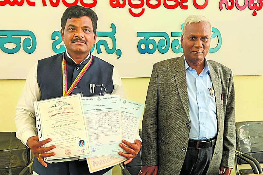 <div class="paragraphs"><p>ಹಾವೇರಿಯಲ್ಲಿ ಮಂಗಳವಾರ ಪತ್ರಿಕಾಗೋಷ್ಠಿಯಲ್ಲಿ ಜಾನಪದ ವಿವಿ ಸಹಾಯಕ ಕುಲಸಚಿವ ಶಹಜಹಾನ್ ಮುದಕವಿ ಅವರು ಅಂಕಪಟ್ಟಿ ಪ್ರದರ್ಶಿಸಿದರು. ಕುಲಪತಿ ಪ್ರೊ. ಟಿ.ಎಂ. ಭಾಸ್ಕರ್ ಜತೆಗಿದ್ದರು</p></div>