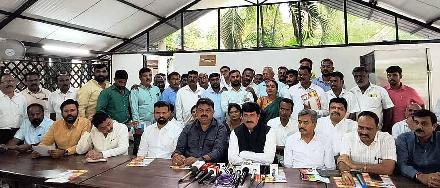 ಚನ್ನಪಟ್ಟಣದ ಹೊರವಲಯದ ಖಾಸಗಿ ಹೋಟೆಲ್‌ನಲ್ಲಿ ನಡೆದ ಪತ್ರಿಕಾಗೋಷ್ಠಿಯಲ್ಲಿ ಶಾಸಕ ಸಿ.ಪಿ.ಯೋಗೇಶ್ವರ್ ಮಾತನಾಡಿದರು. ಕೆಪಿಸಿಸಿ ಕಾರ್ಯದರ್ಶಿ ದುಂತೂರು ವಿಶ್ವನಾಥ್, ಪಕ್ಷದ ಪದಾಧಿಕಾರಿಗಳು, ಮುಖಮಡರು ಹಾಜರಿದ್ದರು