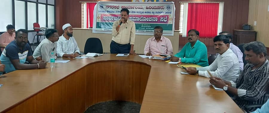 ಹಿರಿಯೂರಿನ ನಗರಸಭೆ ಸಭಾಂಗಣದಲ್ಲಿ ಮಂಗಳವಾರ ಹಮ್ಮಿಕೊಂಡಿದ್ದ ಸಾರ್ವಜನಿಕರ ಸಮಾಲೋಚನಾ ಸಭೆಯಲ್ಲಿ ಪೌರಾಯುಕ್ತ ಎ.ವಾಸೀಂ ಮಾತನಾಡಿದರು
