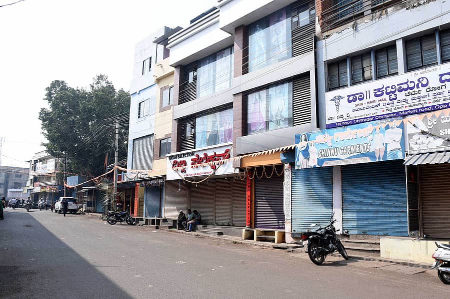 ಗೋಕಾಕ ಕೇಂದ್ರವಾಗಿ ಹೊಸ ಜಿಲ್ಲೆ ರಚಿಸುವಂತೆ ಆಗ್ರಹಿಸಿ ಬುಧವಾರ ಗೋಕಾಕ್ ಬಂದ್ ಮಾಡಲಾಗಿತ್ತು.
