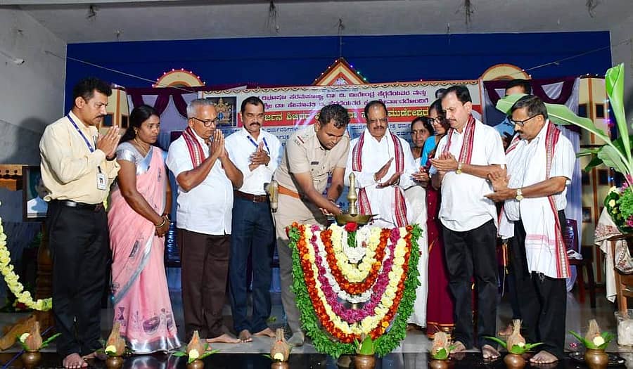 ಶ್ರೀ ಕ್ಷೇತ್ರ ಧರ್ಮಸ್ಥಳ ಗ್ರಾಮಾಭಿವೃದ್ಧಿ ಯೋಜನೆ ವತಿಯಿಂದ ನಡೆಯುವ ೨೦೧೬ನೇ ಮದ್ಯವರ್ಜನ ಶಿಬಿರದ ಉದ್ಘಾಟನೆಯನ್ನು ಮುರುಡೇಶ್ವರ ಪಿಎಸೈ ಹಣಮಂತ ಬೀರಾದಾರ ನೆರವೇರಿಸಿದರು