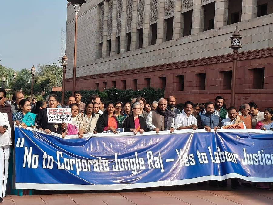 <div class="paragraphs"><p>ಸಂಸತ್‌ ಭವನದ ಹೊರಗೆ&nbsp;'ಇಂಡಿಯಾ' ಮೈತ್ರಿಕೂಟದ ಸಂಸದರ ಪ್ರತಿಭಟನೆ</p></div>