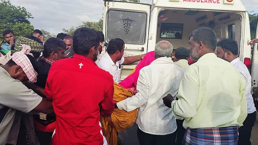 ಸಂತೇಬಾಚಹಳ್ಳಿ ಹೋಬಳಿಯ ಬಿಲ್ಲೇನಹಳ್ಳಿ ಶ್ರೀ ಗವಿರಂಗನಾಥ ಸ್ವಾಮಿ ದೇವಾಲಯದ ಬಳಿ ಸಾವನ್ನಪ್ಪಿದ ಇಬ್ಬರು ಮಹಿಳೆಯರ ಮೃತದೇಹವನ್ನು ಸಾರ್ವಜನಿಕರು ಆಂಬುಲೆನ್ಸ್ ಮೂಲಕ ಮರಣೋತ್ತರ ಪರೀಕ್ಷೆಗೆ ರವಾನಿಸಲಾಯಿತು.