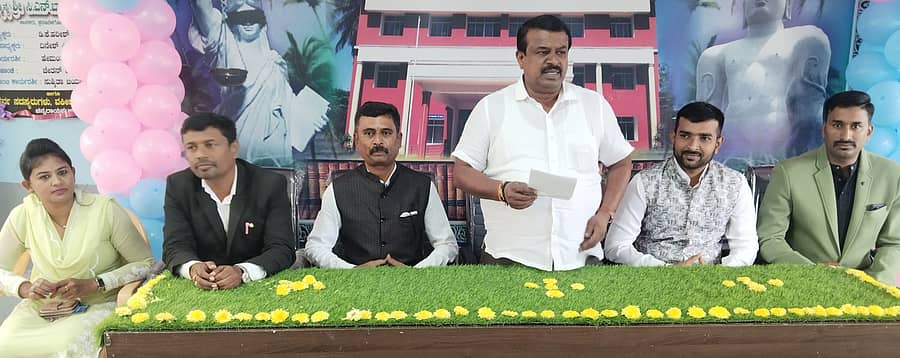 ಚನ್ನರಾಯಪಟ್ಟಣದಲ್ಲಿ ನವೀಕರಣಗೊಂಡ ವಕೀಲರ ಸಂಘದ ಸಭಾಂಗಣದ ಉದ್ಘಾಟನಾ ಸಮಾರಂಭದಲ್ಲಿ ಶಾಸಕ ಸಿ.ಎನ್. ಬಾಲಕೃಷ್ಣ ಬುಧವಾರ ಮಾತನಾಡಿದರು. ಡಿ.ಕೆ. ಹರೀಶ್, ವಿ.ಸಿ. ಹೇಮಂತ್ ಕುಮಾರ್, ಪಿ. ದಿನೇಶ್, ಕೆ.ಎಸ್. ಚೇತನ್, ಸುಶ್ಮಿತಾ ಭಾಗವಹಿಸಿದ್ದರು