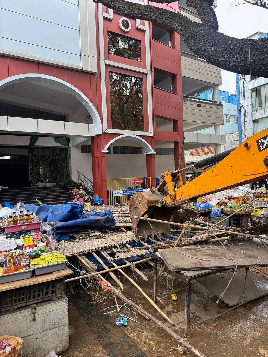 ಗಾಂಧಿ ಬಜಾರ್‌ನಲ್ಲಿ ಪಾದಚಾರಿ ಮಾರ್ಗದಲ್ಲಿದ್ದ ಅಂಗಡಿಗಳನ್ನು ಪಾಲಿಕೆ ಸಿಬ್ಬಂದಿ ಮಂಗಳವಾರ ತೆರವುಗೊಳಿಸಿದರು