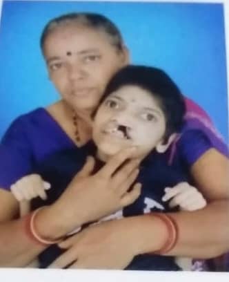 ರೇಷ್ಮಾ ತನ್ನ ತಾಯಿಯ ಜತೆ 