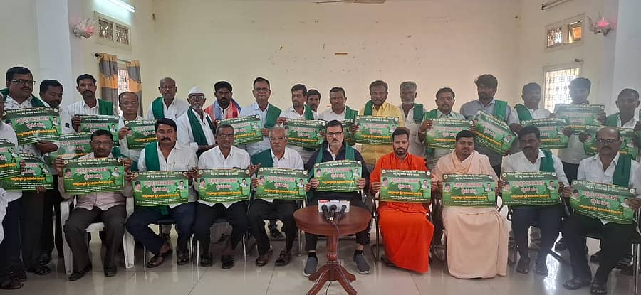 ಕಲಬುರಗಿಯ ಐವಾನ್–ಇ–ಶಾಹಿ ಅತಿಥಿಗೃಹದಲ್ಲಿ ಮಂಗಳವಾರ ವಿಶ್ವ ರೈತ ದಿನಾಚರಣೆ ಹಾಗೂ ಸಮಾವೇಶದ ಭಿತ್ತಿಪತ್ರಗಳನ್ನು ರಾಜ್ಯ ಕಬ್ಬು ಬೆಳೆಗಾರರ ಸಂಘದ ರಾಜ್ಯಾಧ್ಯಕ್ಷ ಕುರುಬೂರ್ ಶಾಂತಕುಮಾರ್ ಬಿಡುಗಡೆ ಮಾಡಿದರು