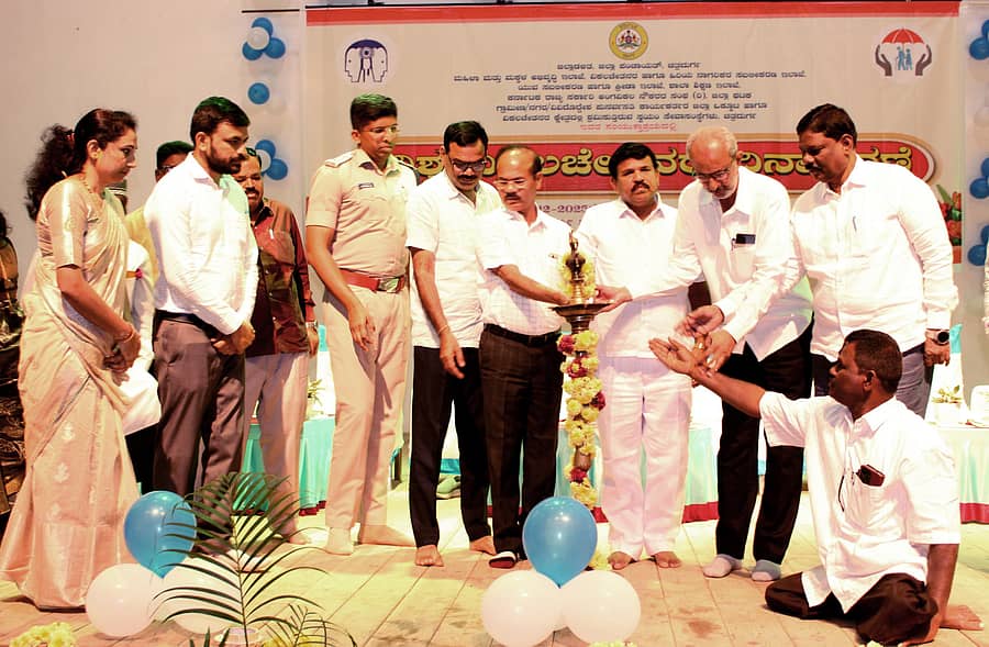 ಚಿತ್ರದುರ್ಗದ ವಾಲ್ಮೀಕಿ ಸಮುದಾಯ ಭವನದಲ್ಲಿ ಬುಧವಾರ ನಡೆದ ವಿಶ್ವ ಅಂಗವಿಲರ ದಿನಾಚರಣೆ ಕಾರ್ಯಕ್ರಮವನ್ನು ಅತಿಥಿಗಳು ಅಂಗವಿಕಲ ವ್ಯಕ್ತಿಯಿಂದಲೇ ಉದ್ಘಾಟನೆ ಮಾಡಿಸಿದರು