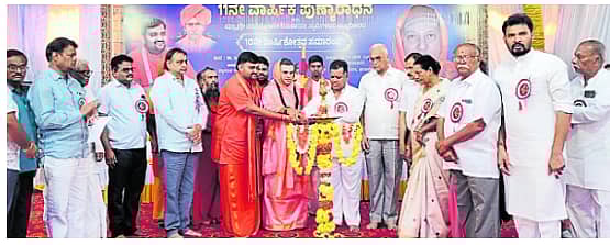 <div class="paragraphs"><p>ಹರಪನಹಳ್ಳಿಯಲ್ಲಿ ಚಂದ್ರಮೌಳೀಶ್ವರ ಶಿವಾಚಾರ್ಯ ಸ್ವಾಮೀಜಿ 11ನೇ ಪುಣ್ಯಾರಾಧನೆ ಹಾಗೂ ವರಸದ್ಯೋಜಾತ ಶಿವಾಚಾರ್ಯರ 10ನೇ ವಾರ್ಷಿಕೋತ್ಸವ ಸಮಾರಂಭವನ್ನು ಮಾಜಿ ಸಚಿವ ಪಿ.ಟಿ.ಪರಮೇಶ್ವರನಾಯ್ಕ ಉದ್ಘಾಟಿಸಿದರು. ಉಜ್ಜಿನಿ ಪೀಠದ ಸಿದ್ದಲಿಂಗ ಶಿವಾಚಾರ್ಯ ಸ್ವಾಮೀಜಿ ಪಾಲ್ಗೊಂಡಿದ್ದರು</p></div>