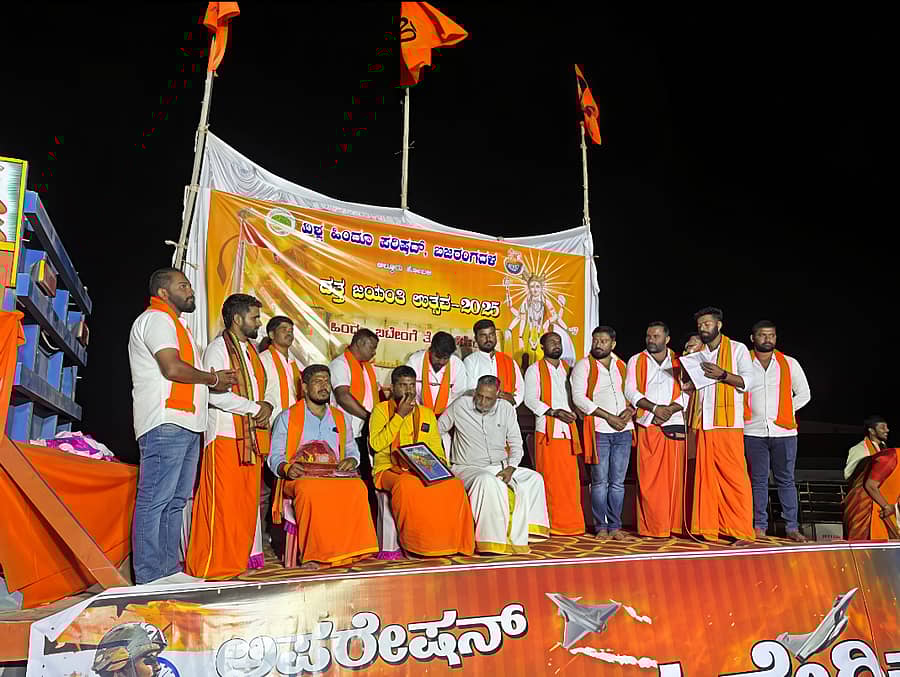 ಆಲ್ದೂರು ಪಟ್ಟಣದಲ್ಲಿ ದತ್ತ ಜಯಂತಿ ಪ್ರಯುಕ್ತ ವಿಶ್ವ ಹಿಂದೂ ಪರಿಷತ್, ಬಜರಂಗದಳ ವತಿಯಿಂದ ಸಂಕೀರ್ತನಾ ಯಾತ್ರೆ ಕಾರ್ಯಕ್ರಮ ನಡೆಯಿತು