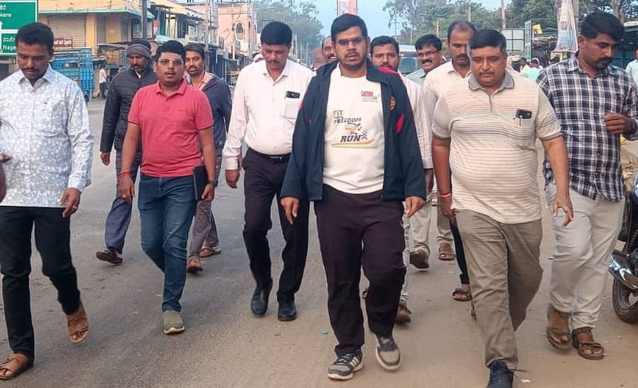 ಸಂತೇಬೆನ್ನೂರಿಗೆ ಬುಧವಾರ ಮುಂಜಾನೆಯೇ ಭೇಟಿ ನೀಡಿದ ಜಿಲ್ಲಾ ಪಂಚಾಯಿತಿ ಸಿಇಒ ಗಿತ್ತರ ಮಾಧವ ವಿಠಲರಾವ್ ಮೂಲ ಸೌಕರ್ಯಗಳ ಬಗ್ಗೆ ವೀಕ್ಷಣೆ ಮಾಡಿದರು