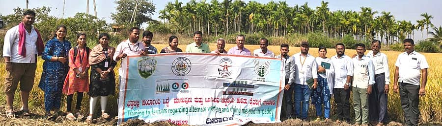 ಬಸವಾಪಟ್ಟಣ ಸಮೀಪದ ಚಿರಡೋಣಿಯಲ್ಲಿ ಬುಧವಾರ ನಡೆದ ಭತ್ತದ ಬೆಳೆ ಪ್ರಾತ್ಯಕ್ಷಿಕೆಯಲ್ಲಿ ಹಿರಿಯ ಕೃಷಿ ಅಧಿಕಾರಿಗಳು ಮತ್ತು ರೈತರು ಭಾಗವಹಿಸಿದ್ದರು