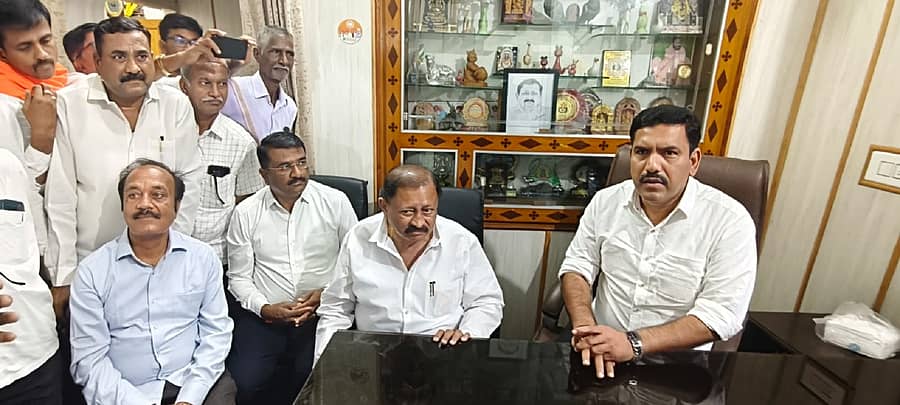 ಜಗಳೂರಿಗೆ ಬುಧವಾರ ಬಂದಿದ್ದ ಬಿಜೆಪಿ ರಾಜ್ಯ ಘಟಕದ ಅಧ್ಯಕ್ಷ ಬಿ.ವೈ. ವಿಜಯೇಂದ್ರ ಅವರನ್ನು ಮಾಜಿ ಶಾಸಕರಾದ ಎಸ್.ವಿ. ರಾಮಚಂದ್ರ ಹಾಗೂ ಎಚ್.ಪಿ. ರಾಜೇಶ್ ಹಾಗೂ ಮುಖಂಡರು ಭೇಟಿ ಮಾಡಿದರು