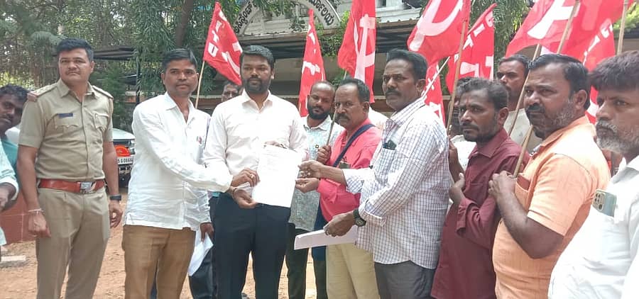 ಹೊಸಪೇಟೆಯಲ್ಲಿ ಬುಧವಾರ ಮರಳು ಮಾಫಿಯಾಕ್ಕೆ ಕಡಿವಾಣ ಹಾಕಲು ಆಗ್ರಹಿಸಿ ಉಪವಿಭಾಗಾಧಿಕಾರಿ ಪಿ.ವಿವೇಕಾನಂದ ಅವರಿಗೆ ಮನವಿ ಸಲ್ಲಿಸಲಾಯಿತು  –ಪ್ರಜಾವಾಣಿ ಚಿತ್ರ