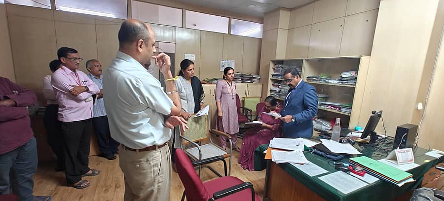 ಬೆಂಗಳೂರಿನಲ್ಲಿರುವ ಶಿಕ್ಷಣ ಇಲಾಖೆ ಕಚೇರಿಗಳ ಮೇಲೆ ಲೋಕಾಯುಕ್ತ ಅಧಿಕಾರಿಗಳ ತಂಡ ದಾಳಿ ನಡೆಸಿ ಮಾಹಿತಿ ಕಲೆ ಹಾಕಿತು.