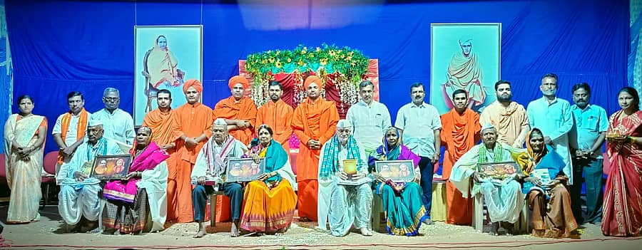 ಬೀಳಗಿ ಕಲ್ಮಠದ ಆವರಣದಲ್ಲಿ ಏರ್ಪಡಿಸಿದ ಪುಣ್ಯ ಸ್ಮರಣೋತ್ಸವ ಹಾಗೂ ನಮ್ಮೂರ ಉತ್ಸವ ಸಮಾರಂಭದಲ್ಲಿ 50ವರ್ಷ ದಾಂಪತ್ಯ ಪೂರೈಸಿದ ದಂಪತಿಗಳಿಗೆ ಗೌರವಿಸಲಾಯಿತು