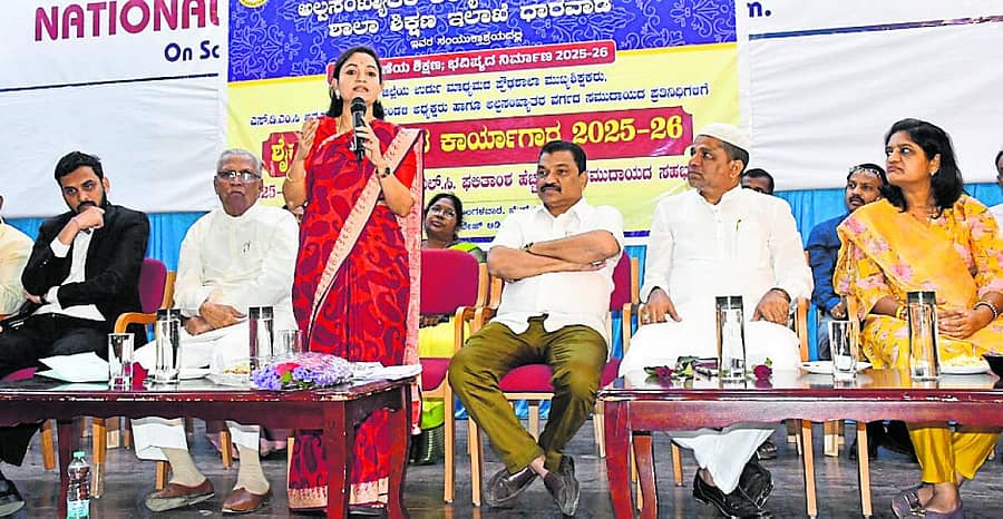 <div class="paragraphs"><p>ಹುಬ್ಬಳ್ಳಿಯ ನೆಹರೂ ಕಾಲೇಜಿನ ಸಭಾಂಗಣದಲ್ಲಿ ಮಂಗಳವಾರ ಏರ್ಪಡಿಸಿದ್ದ ಸಮುದಾಯದ ಸಹಭಾಗಿತ್ವ ಕಾರ್ಯಕ್ರಮದಲ್ಲಿ ಜಿಲ್ಲಾಧಿಕಾರಿ ದಿವ್ಯಪ್ರಭು ಮಾನತಾಡಿದರು.</p></div>